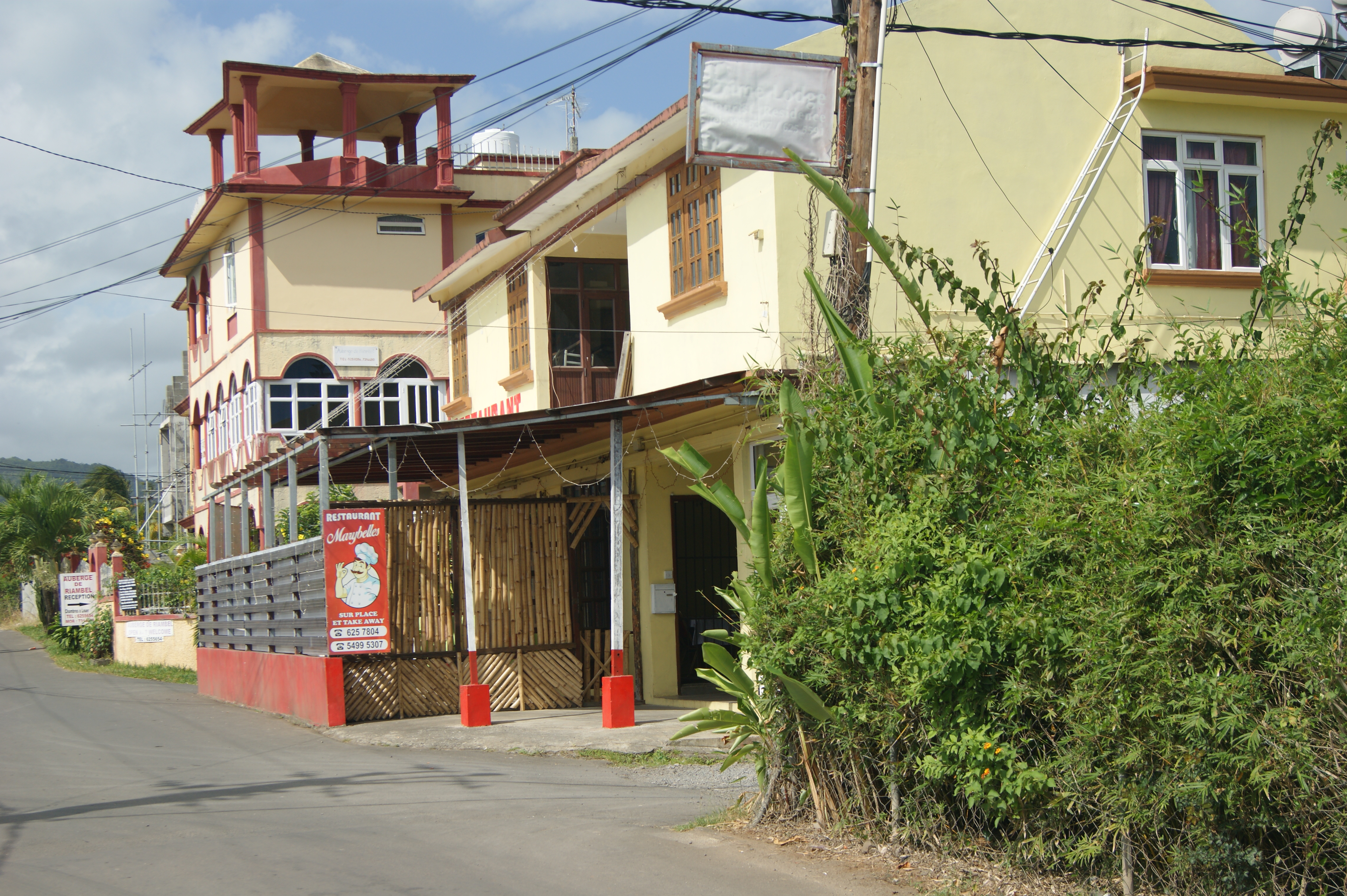 A droite le chemin qui méne à la maison